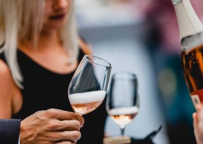 Mann und Frau halten ein Glas Rose-Wein