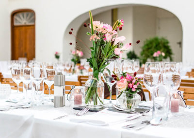 gedeckter Tisch mit schönem Blumenarrangement